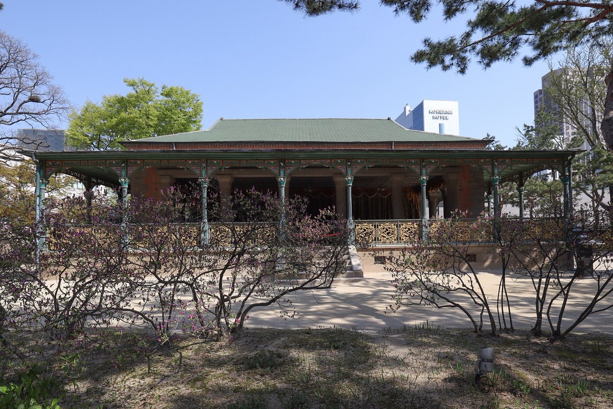 Jeonggwanheon at Deoksugung, a Korean hall wrapped in a Western-style colonnade, photographed in April 2024.