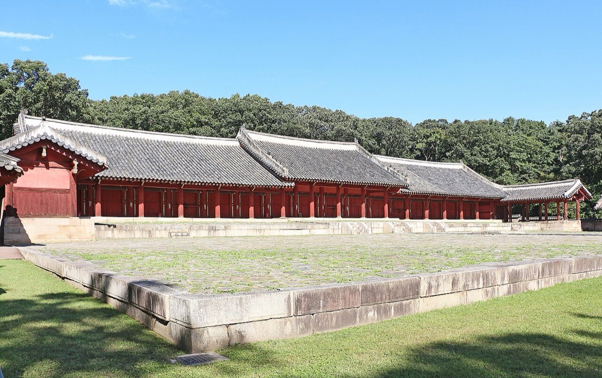 Yeongnyeongjeon, Jongmyo's second shrine hall, with its raised central roof above a stone-paved court.