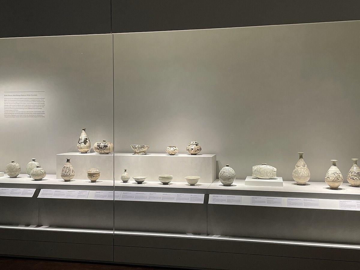 Buncheong stoneware from the late Goryeo and early Joseon periods in a National Museum of Korea display case.