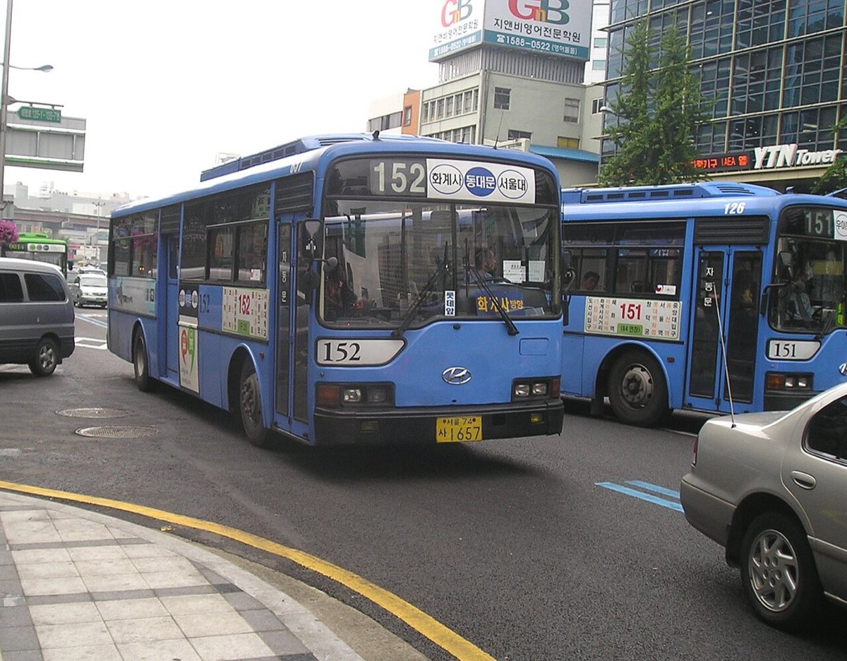 A blue trunk-line Seoul city bus on route 152; the city color-codes its buses by route type.