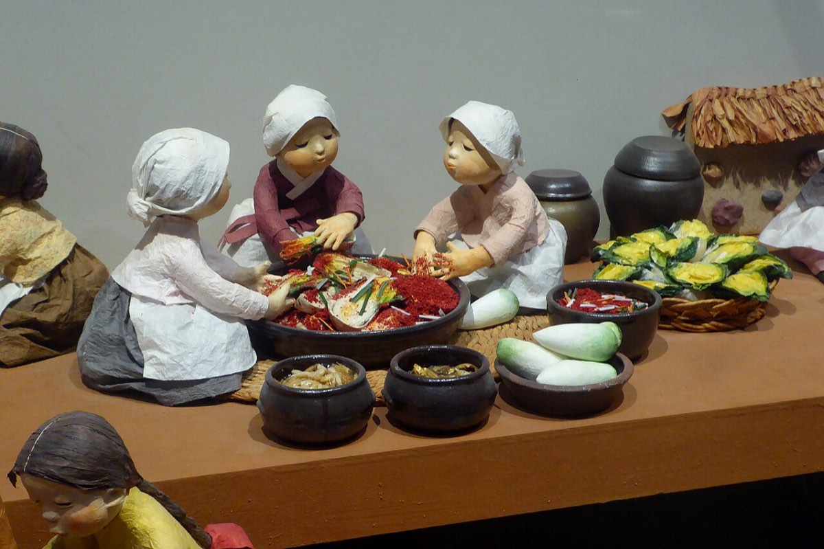A small museum diorama of women preparing kimchi, displayed at the National Folk Museum of Korea.