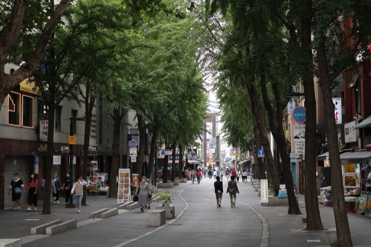 Shops and pedestrians on Insadong-gil, the main street of Insadong