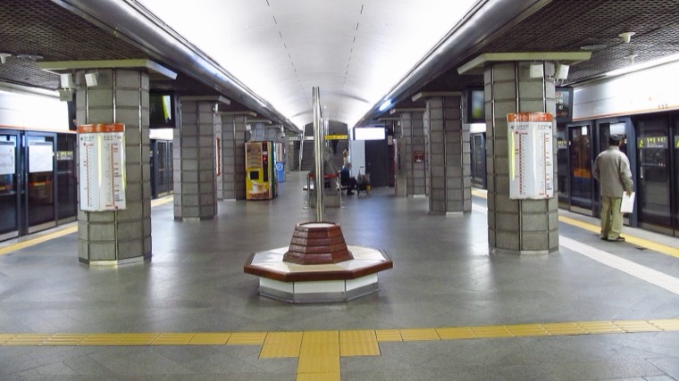 The platform of Gyeongbokgung Station on Seoul Subway Line 3