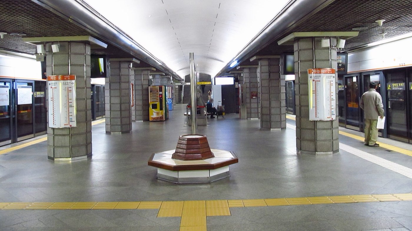 The platform of Gyeongbokgung Station on Seoul Subway Line 3